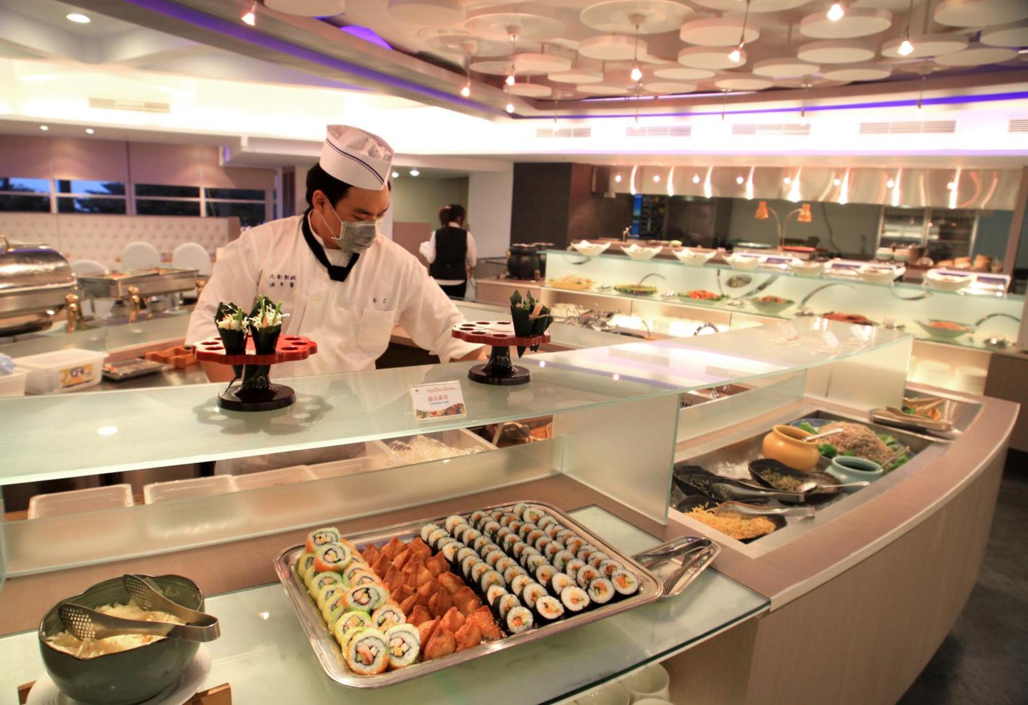 Chateau Beach Resort Kenting Εστιατόριο φωτογραφία A sushi chef at work