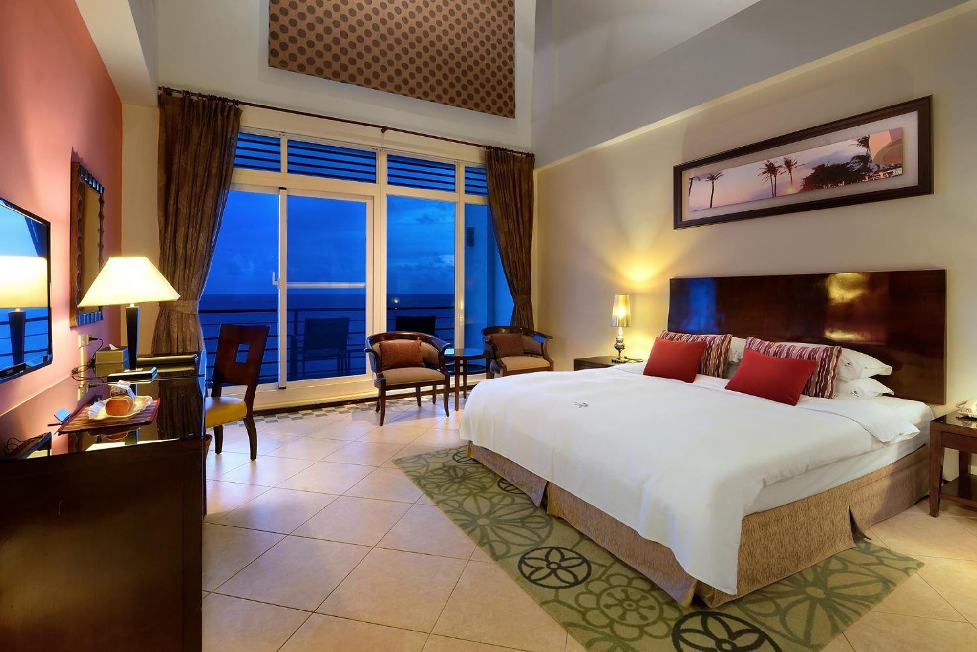 Chateau Beach Resort Kenting Εξωτερικό φωτογραφία A guest room at the Jumeirah Beach Hotel