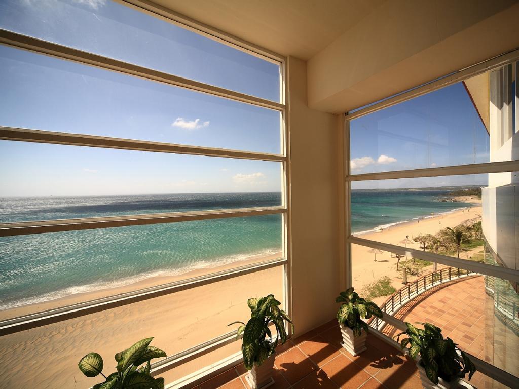 Chateau Beach Resort Kenting Εξωτερικό φωτογραφία A view of the beach from a hotel in La Paloma