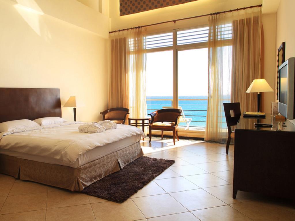 Chateau Beach Resort Kenting Εξωτερικό φωτογραφία A room at the Kempinski Hotel, Muscat