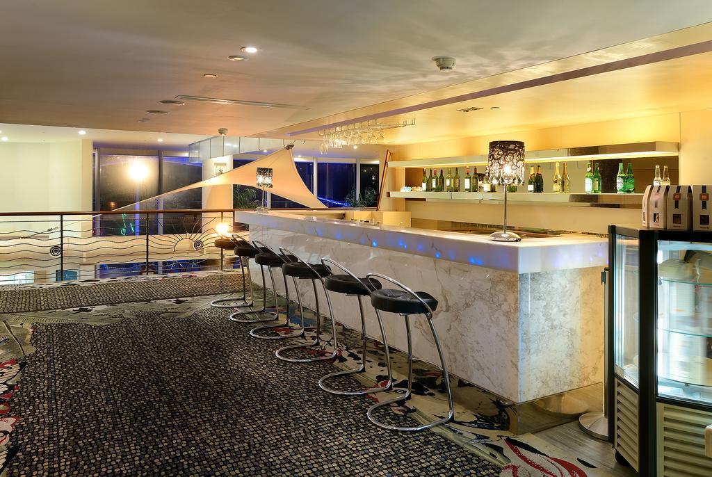 Chateau Beach Resort Kenting Εξωτερικό φωτογραφία The bar at the lounge